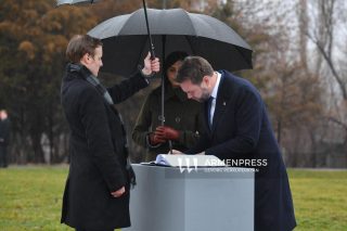 Մենք պատվում ենք հայ ժողովրդի տոկունությունն ու անսասան ոգին. Վենսի գրառումը՝ Ցեղասպանության թանգարանի հուշամատյանում