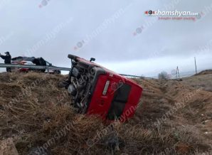 Երևան-Գյումրի ավտոճանապարհին «Ford Transit»-ը բшխվել է երկաթե արգելապատնեշներին և կողաշրջված հայտնվել դաշտում