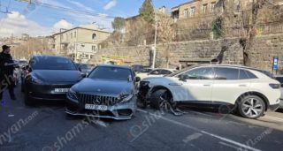 Երևանում բախվել են «Tesla»-ն, «Mercedes»-ը և «Volkswagen ID.4»-ը