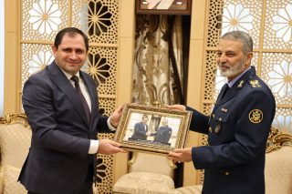 Հայաստանի պաշտպանության նախարարը հանդիպել է Իրանի զինված ուժերի  գլխավոր շտաբի պետի  հետ