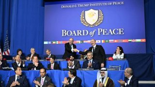 Մեծատառերով գրված «խաղաղություն» բառի ֆոնին Ադրբեջանի նախագահն ու Հայաստանի վարչապետը իրար ձեռք են սեղմում․ Հաջիևը գրառում է արել