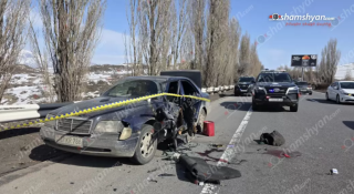 Սևան-Երևան ավտոճանապարհին «ԳԱԶ 53»-ը վրшերթի է ենթարկել «Mercedes» մակնիշի ավտոմեքենայից իջած 2 քաղաքացու և բшխվել «Mercedes»-ին․ կան վիրшվորներ