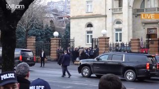 Ջեյ Դի Վենսը ժամանեց Բաղրամյան-26՝ բողոքի ակցիայի վանկարկումների ներքո