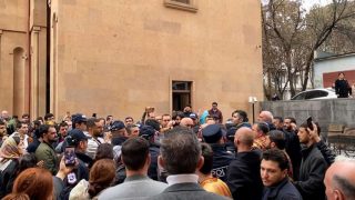 Դավիթն ունի շուրջօրյա հատուկ խնամքի կարիք. Եկեղեցու միջադեպով ձերբակալված Դավիթ Մինասյանի մայրը բաց նամակով դիմել է դատարանին