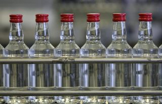 Գյումրի քաղաքի բնակիչը խանութում կեղծ օղիներ էր վաճառում