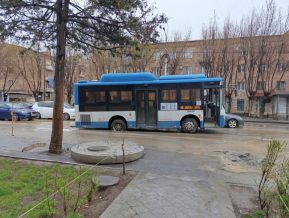 Շինարարների փողոցում ջրագծի փոփոխության աշխատանքների ընթացքում թիվ 18 ավտոբուսը կանգառի հատվածում անցել է հողով ծածկված փոսի վրայով ու ընկել դրա մեջ
