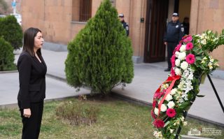 Արփինե Սարգսյանը հարգանքի տուրք է մատուցել ներքին գործերի առաջին նախարար Արամ Մանուկյանի հիշատակին