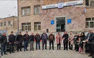 Լարված իրավիճակ՝ Արտաշատ քաղաքի «Արդշինբանկ»-ի դիմաց․ մեծ թվով քաղաքացիներ չեն կարողանում բանկում գրավադրված իրենց ոսկեղենը հետ ստանալ