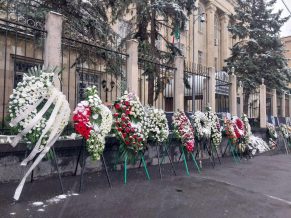 Իրանի դեսպանատան դիմաց Բագրատ և Արշակ Սրբազանների անունից ծաղկեպսակ է տեղադրվել