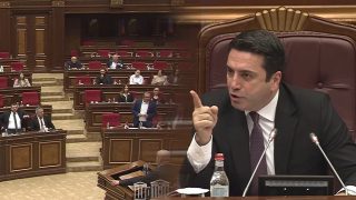 Թեժ վեճ ԱԺ-ում. Ստեղ ես եմ որոշում, երբ ասում եմ լռեք, ուրեմն՝ լռեք, սա ձեր հայաթը չէ. Սիմոնյան