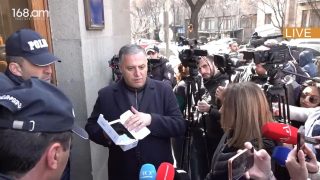 Սա չարությունը վանող, բարի հեռախոս է․ Սամվել Կարապետյանի աջակիցները փորձեցին Փաշինյանին հեռախոս նվիրել