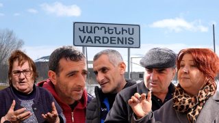 Գները մի՛ թանկացրա, էդ 10000 դրամն էլ քեզ պահիր… Ապագա չկա, միայն խոսքեր են, ուրիշ ոչինչ… թուրքը մեր դուշմանն ա, նրա հետ ոնց ապրես. Վարդենիսցիներ