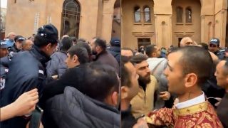 Փաշինյանին խփելու փորձ արած տղաներին տանում են. ժողովուրդը դիմադրում է