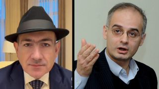 էս մարդն անգամ էն պրիմիտիվ բանը չգիտի, որ գլխարկը ներսում չեն կրում. Լևոն Զուրաբյան