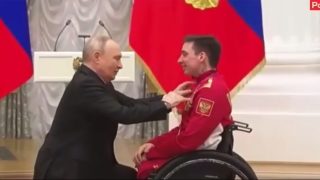 Պուտինը ծնկի է իջել պարալիմպիկ խաղերի մեդալակրի առջև