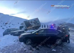 Երևան-Գյումրի ավտոճանապարհին բախվել են 4 մեքենաներ. դրանցից մեկը հայտնվել է ձնակույտերի մեջ