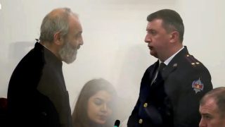 Վարդապետության 4 աստիճան պաշտպանածի գրագիտության վրա չեմ կասկածում. Դատախազ-Սրբազան երկխոսությունը