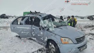 Արագածոտնի մարզում «Kia Sorento»-ն դուրս է եկել ճանապարհի երթևեկելի գոտուց, բախվել հողաթմբին, գլխիվայր շրջվել և հայտնվել դաշտում․ կան վիրավորներ