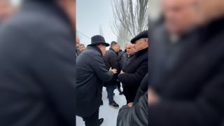 Գիտեք, որ Դուբայում տուն ունեմ, բայց չգիտե՞ք՝ սարքվում է, մեր էշ խելքն ասա․ Փաշինյանը հունից դուրս եկավ, ձեռքով բաներ հասկացրեց, բայց վերջում էլ պարզվեց՝ ասֆալտը նախկիններն են արել