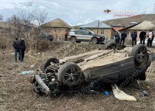 Ճամբարակում «BMW»-ն մի քանի պտույտ գլորվելով՝ գլխիվայր հայտնվել է դաշտում․ կան տուժածներ