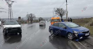 Արզնիի խճուղու սկզբնամասում բախվել են 2 «Kia»