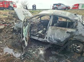 Երևան-Գյումրի ճանապարհին «Nissan Tiida»-ն դուրս է եկել երթևեկելի գոտուց և հայտնվել դաշտում. վթարի հետևանքով մեքենայում հրդեհ է բռնկվել. կա 2 տուժած