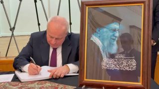 «Կիսում ենք վիշտը»․ Կոպիրկինը գրառում է կատարել Իրանի դեսպանատան սգո մատյանում