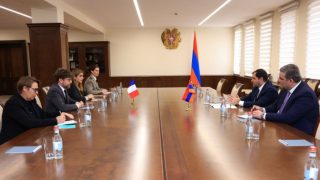 Պապիկյանն ու ՀՀ-ում Ֆրանսիայի դեսպանը քննարկել են տարածաշրջանային վերջին զարգացումները