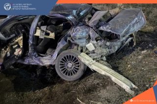 Երևան-Երասխ ավտոճանապարհին «BMW»-ն դուրս է եկել ճանապարհի երթևեկելի հատվածից և բախվել կայանած «KamAZ»-ին․ կա զnh