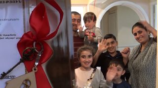 Վանաձորի բազմազավակ 5 ընտանիքի բարերար Սամվել Կարապետյանը նոր բնակարաններ է նվիրել 2019-2020թթ.