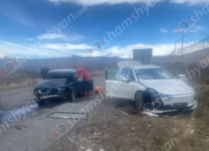 Նուբարաշենի թռչնաֆաբրիկայի մոտ բախվել են «Hongqi»-ն ու «ՎԱԶ 2106»-ը