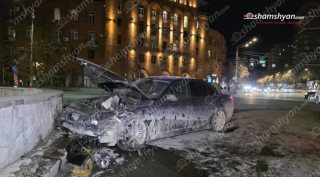 Գրիգոր Լուսավորիչ փողոցում բախվել են «Nissan»-ն ու «BMW»-ն, վերջինն էլ բախվել է ստորգետնյա անցման բետոնե պատնեշին. կա վիրшվոր