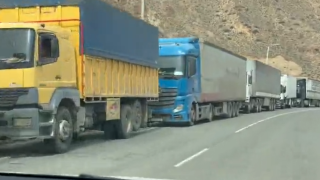 Իրանի սահման տանող մայրուղում բեռնատարների 3 կիլոմետրանոց հերթ է