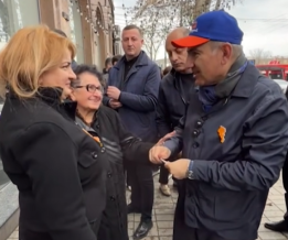 «Պարոն Փաշինյան, մի հատ խնդրանք ունեմ, իմ աղջկա մայրանալու «մոմենտով» եմ խնդրում», «Շատ լավ, հիմա նյութական որևէ բան խոստանալ չենք կարող, բայց կնայվի»․ Փաշինյանի և քաղաքացու զրույցը