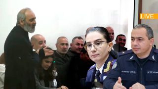 Քրիստոսին էլ այդ օրը դատեցին. եկեղեցին այստեղ կդառնա, Հրա’յր ջան… Թող բերեն թուղթը. Սրբազան