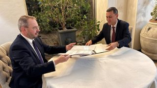 ԿԳՄՍ նախարարի տեղակալը և ՌԴ գիտության, բարձրագույն կրթության նախարարի տեղակալը ստորագրել են Հայ-ռուսական համալսարանի նոր կանոնադրությունը