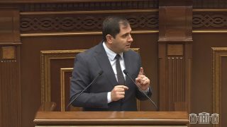 Ձեններդ կտրե՛ք, տեղներդ նստե՛ք. մեր թույլ տեղը գտել են՝ համեստությունն է. Պապիկյանը՝ Փաշինյանի ոճում