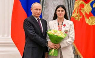 Պուտինը բռնցքամարտի չեմպիոն Նունե Ասատրյանին պարգևատրել է Հայրենիքին մատուցած ծառայության շքանշանով