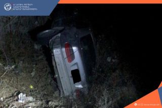 Մասիս-Էջմիածին ավտոճանապարհին «Mercedes»-ը դուրս է եկել ճանապարհի երթևեկելի հատվածից, հարվшծել կամրջի բետոնե արգելապատնեշին և հայտնվել ջրատարում․ կան վիրшվորներ