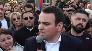 Չի թողնում Սամվել Կարապետյանը մարդկանց հետ խոսի, որ ինքը կամերայի հետևում բամբասի, վախկոտ. Կարապետյան