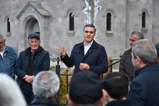 Գյուղացին հողից զզվում ա, մշակող չկա. Գեղհովիտի բնակչի մտահոգություններին պատասխանել են Արման Թաթոյանը և Դավիթ Անանյանը
