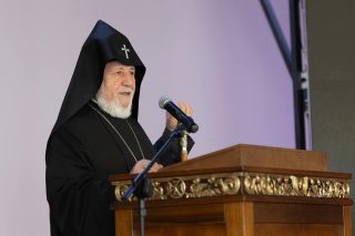 Ամենայն Հայոց Կաթողիկոսն իր օրհնությունը բաշխեց  ուխտավոր եկեղեցասեր երիտասարդներին