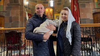 Սամվել Կարապետյանից վախեցած Փաշինյանը իրավապահներ է ուղարկել՝ բերման ենթարկելու կրծքով կերակրող, բազմազավակ մորը. «Ուժեղ Հայաստան»