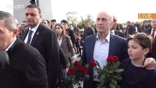 Ռոբերտ Քոչարյանը կնոջ և թոռան հետ Ծիծեռնակաբերդում է