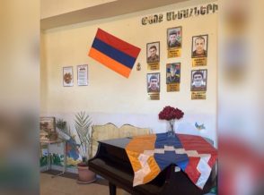 Արցախի դրոշը դպրոցի «Փառքի անկյունից» չհեռացնելու համար աշխատանքից ազատման դիմում է գրել Արմավիրի մարզի Սարդարապատ համայնքի դպրոցի տնօրեն Կարինե Սմբատյանը