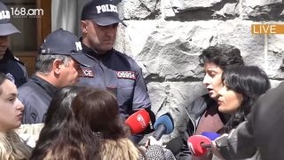 Սարդարյանն ու Հովհաննիսյանը մտան Դատախազություն 18-ամյա Դավիթի կալանքի հարցով նամակ հանձնելու համար