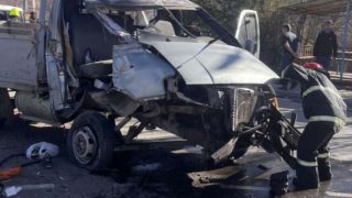 Չարենցավանում «GAZelle»-ը բախվել է ճամփեզրի քարին, կան տուժածներ