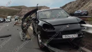 «Չայնիի» ոլորաններում «Porsche Cayenne»-ը մխրճվել է երկաթե արգելապատնեշի մեջ, կա զոհ