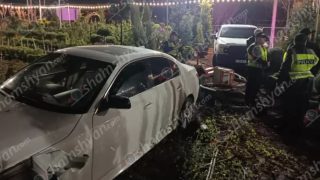 Երևանում «BMW»-ն դուրս է եկել երթևեկելի գոտուց և մխրճվել ՍՊԸ-ներից մեկին պատկանող ծաղկանոցի մեջ