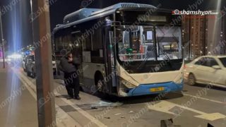 Թիվ 28 երթուղին սպասարկող ավտոբուսը Աշտարակի խճուղում բախվել է կայանված «Mazda»-ին. կա վիրավոր
